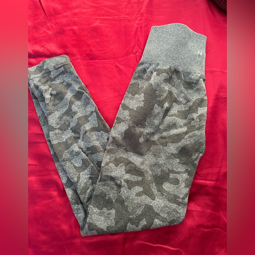 NVGTN Women’s Seamless Camouflage Leggings